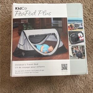 KidCo PeaPod Plus Travel Bed - Black and Gray